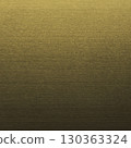 具有暗淡的淺金色髮絲飾面的紋理材料的方形背景圖像。 130363324