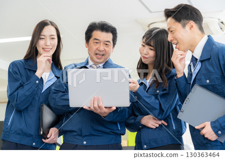 穿著工作服的工程師在辦公室工作 130363464