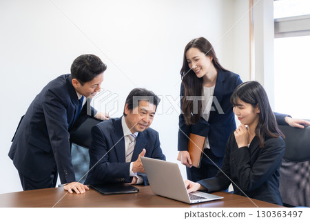 Male and female businessmen making meetings 130363497