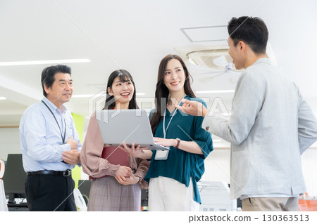 在辦公室工作的男性和女性工程師 130363513
