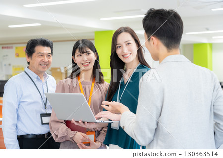 在辦公室工作的男性和女性工程師 130363514