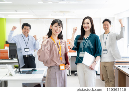在辦公室工作的男性和女性工程師 130363516