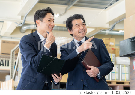 中年商人在倉庫開會 130363525