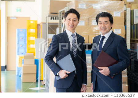 中年商人在倉庫開會 130363527