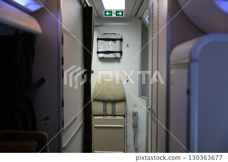 飛機空服員座椅 飛機空服員座椅 130363677
