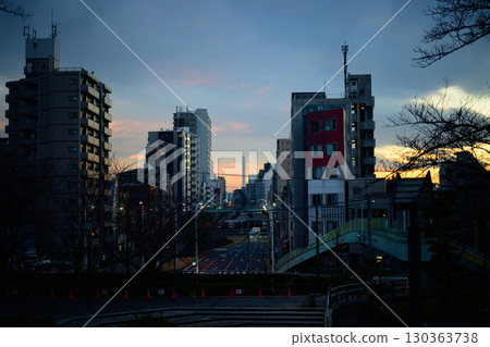 從山上和塔欣賞日落美景 130363738