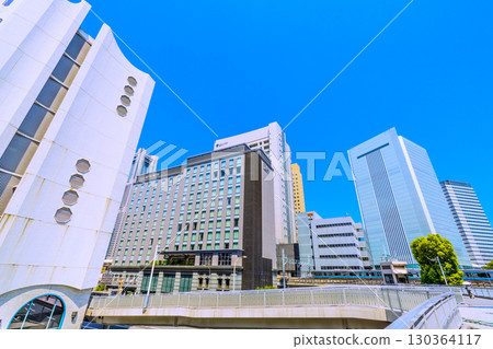 日本橫濱城市景觀,8 月 30 日。櫻木町車站、新南口、地標塔、H Mets、橫濱市政廳、火車等。 日本橫濱城市景觀,8 月 30 日。櫻木町車站、新南口、地標塔、H Mets、橫濱市政廳、火車等。 130364117