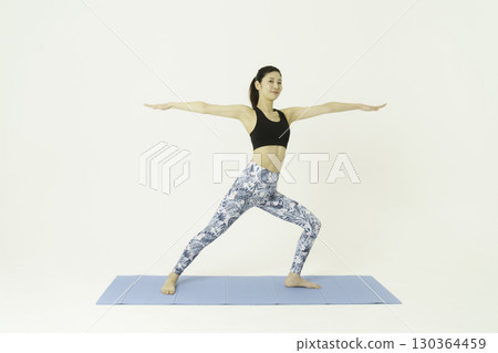 白色背景下做戰士瑜珈的年輕女子 130364459