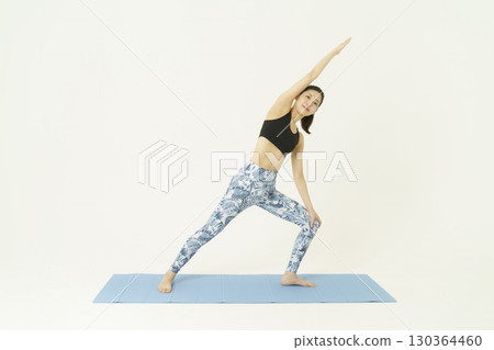 白色背景下做瑜珈的年輕女子 130364460