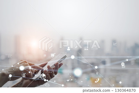 與使用智慧型手機的女性的通訊網路概念 130364870