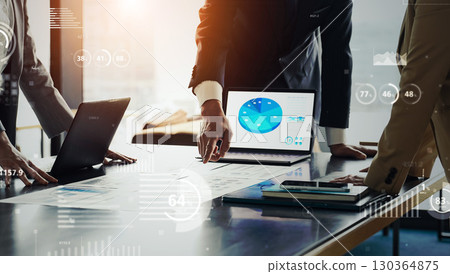 一群商務人士在辦公室開會討論統計數據概念 130364875
