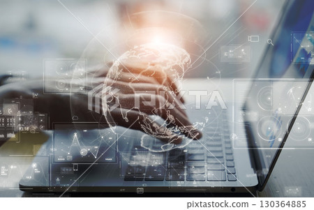 使用筆記型電腦和全球網路概念的女性 130364885