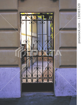 羅馬的一條老街，通往公寓後院的裝飾大門 130365120