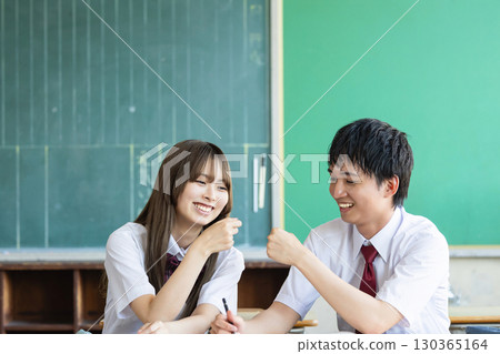 男人和女人互相碰拳 130365164