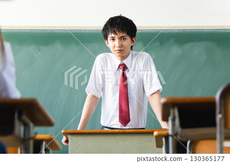 站在講台上的男人 130365177