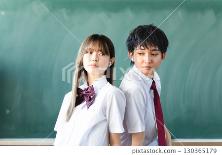 戴著耳機聽音樂的男人和女人 130365179