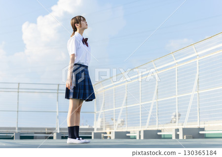 看著天空的學校女孩 130365184