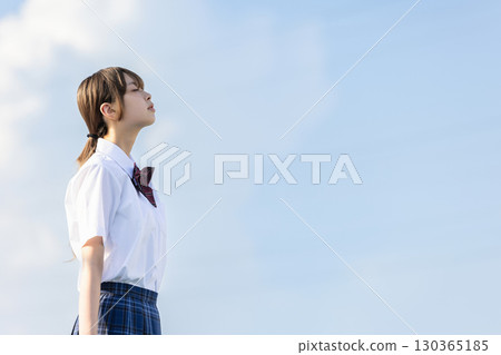 看著天空的學校女孩 130365185