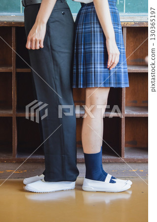 背靠背的男人和女人 130365197