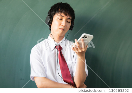 男子用耳機聽音樂 男子用耳機聽音樂 130365202