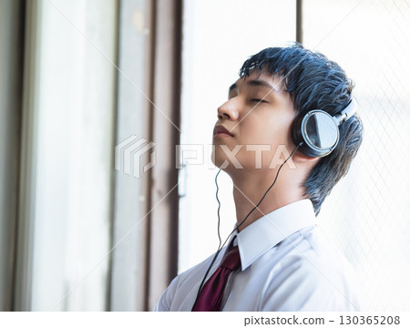 Man wearing headphones 130365208