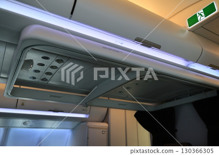 飛機內部 130366305