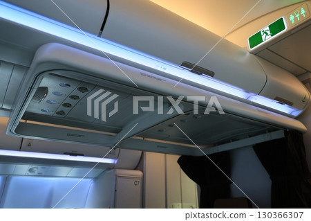 飛機內部 飛機內部 130366307