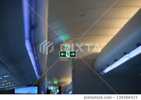 緊急出口 130366425