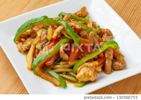 A plate full of stir-fried chicken with green peppers4 130366755