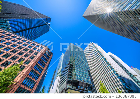 9月2日，日本東京城市景觀。大手町商業區。大手町廣場、大手町塔、產經新聞社及其他建築的景觀。 130367393