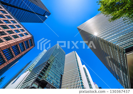 9月2日，日本東京城市景觀。大手町商業區。大手町廣場、大手町塔、產經新聞社及其他建築的景觀。 130367437