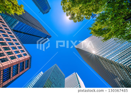 9月2日，日本東京城市景觀。大手町商業區。大手町廣場、大手町塔、產經新聞社及其他建築的景觀。 130367485