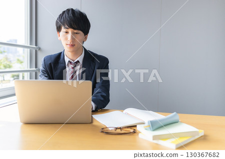 High school students online classes 130367682