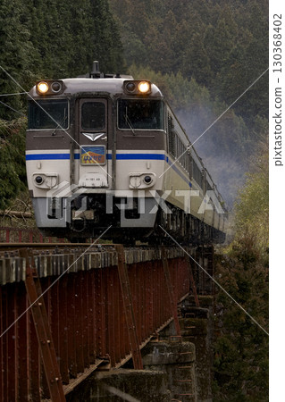 Kiha 181 穿越鐵路橋 130368402