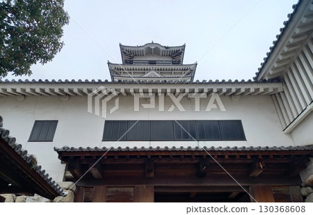 今治城：從矢倉門望去的天守閣 130368608