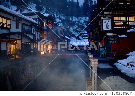 銀山溫泉雪夜裡，熱氣騰騰 130368867