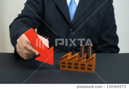 Decrease in industrial production. Factory slowdown, economic downturn, labor reduction, manufacturing crisis, global supply chain disruption, energy costs, unemployment rise, weak investment climate 130369573
