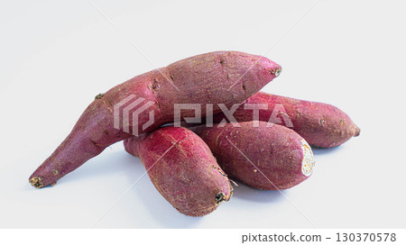 白色背景上排列著的紅薯 白色背景上排列著的紅薯 130370578