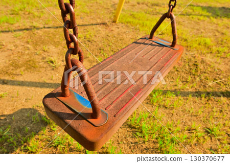 生鏽的鞦韆講述過去遊樂場的故事 130370677