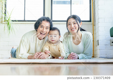 一個家庭在客廳放鬆 130371409