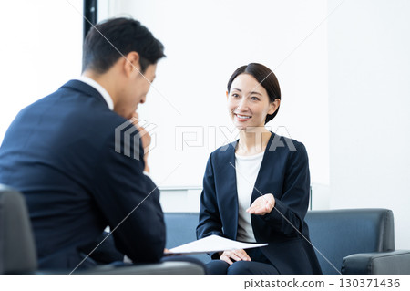 中年女商人在開會 130371436