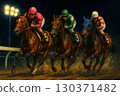 激烈的夜間賽馬：賽馬在夜色中飛馳 130371482