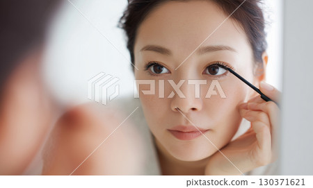 擁有自然眼妝的女人 130371621