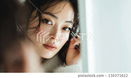 Woman with natural eye makeup 130371622