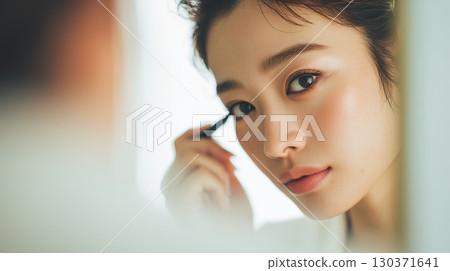 Woman with natural eye makeup 130371641