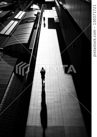 Long shadows and walking silhouettes - Silence and time in the city Long shadows and walking silhouettes - Silence and time in the city 130371721