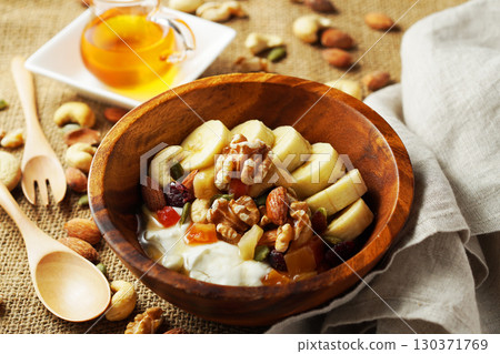 富含纖維的希臘優格有益腸道健康，還有蜂蜜 130371769