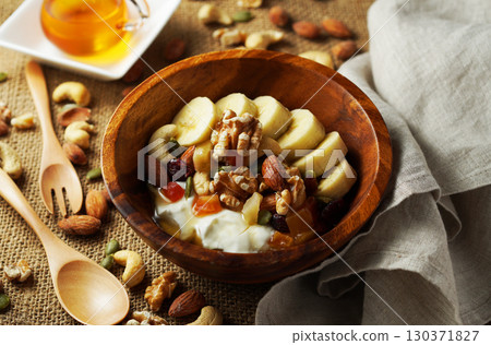 富含纖維的希臘優格有益腸道健康，還有蜂蜜 130371827