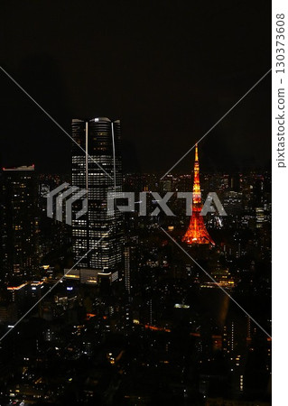 Vertical composition of Tokyo Tower and the city center night view from the Roppongi Hills observation deck 130373608