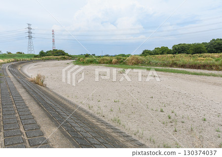 缺乏降雨導致河床暴露 缺乏降雨導致河床暴露 130374037